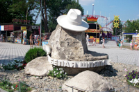 памятник белая шляпа