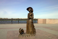 скульптура дама с собачкой